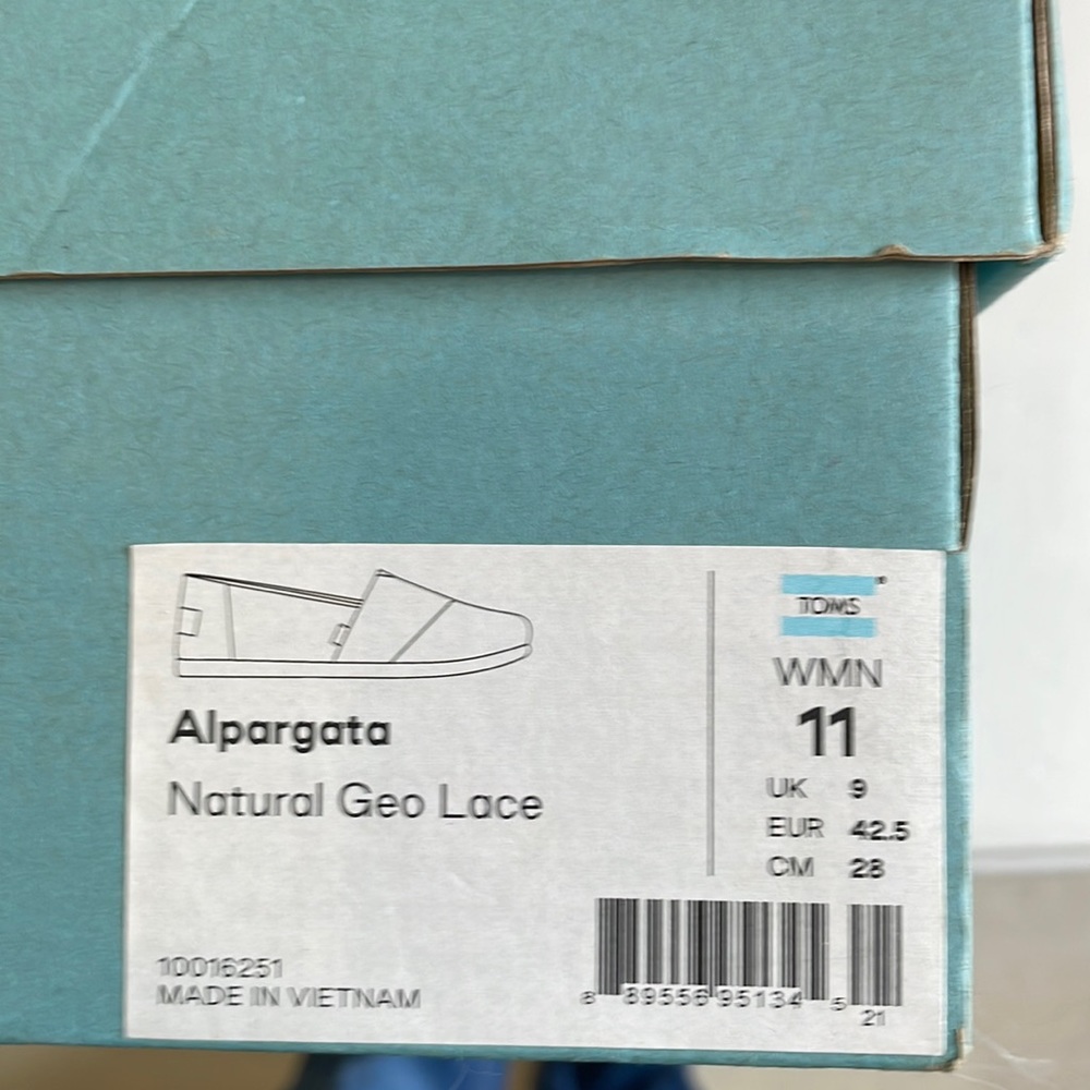 Tom’s new in box alpargata size 11